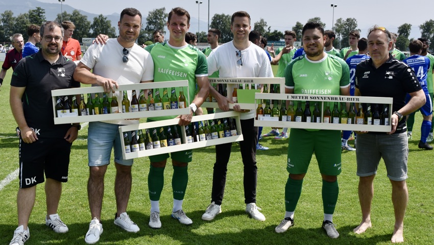 Verabschiedungen beim FCR (v. l.): Vereinspräsident Daniel Knöpfel, die scheidenden Spieler Johannes Hirschbühl, Valentino Tomasic, Dominik Roth, Kevin Steiger und Sportchef Werner Baumgartner. Verabschiedungen beim FCR (v. l.): Vereinspräsident Daniel Knöpfel, die scheidenden Spieler Johannes Hirschbühl, Valentino Tomasic, Dominik Roth, Kevin Steiger und Sportchef Werner Baumgartner.
