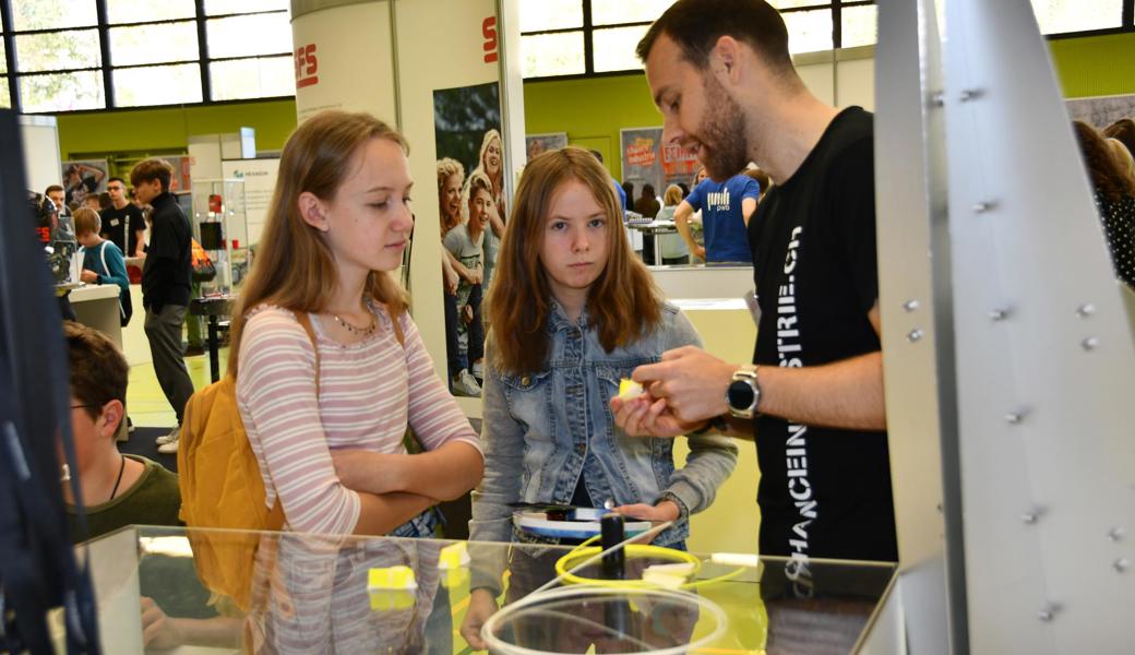 Nina Hagmann (l.) und Jenny Lievré erfahren, wie eine Konstrukteurin arbeitet.