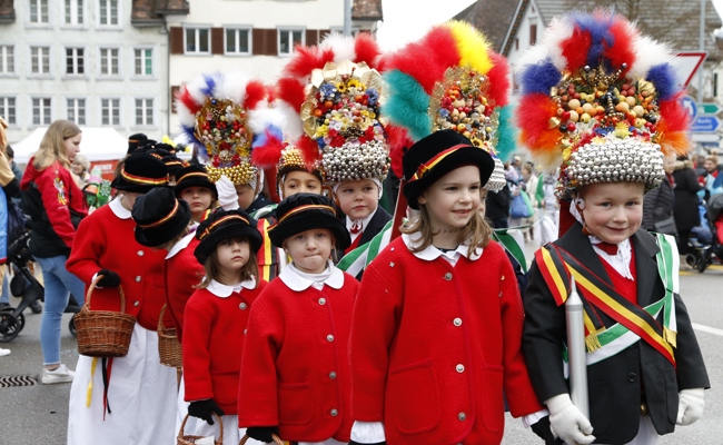 Sie sind die Publikumslieblinge am Schmudo: die Mini-Röllelibutzen und alle kleinen Mäschgerli