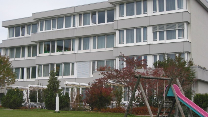 1967 konnte das neue Spital bezogen werden. Nach der 2021 erfolgten Aufhebung installierte sich 2022 das medizinische Ambulatorium im Gebäude. 1967 konnte das neue Spital bezogen werden. Nach der 2021 erfolgten Aufhebung installierte sich 2022 das medizinische Ambulatorium im Gebäude.