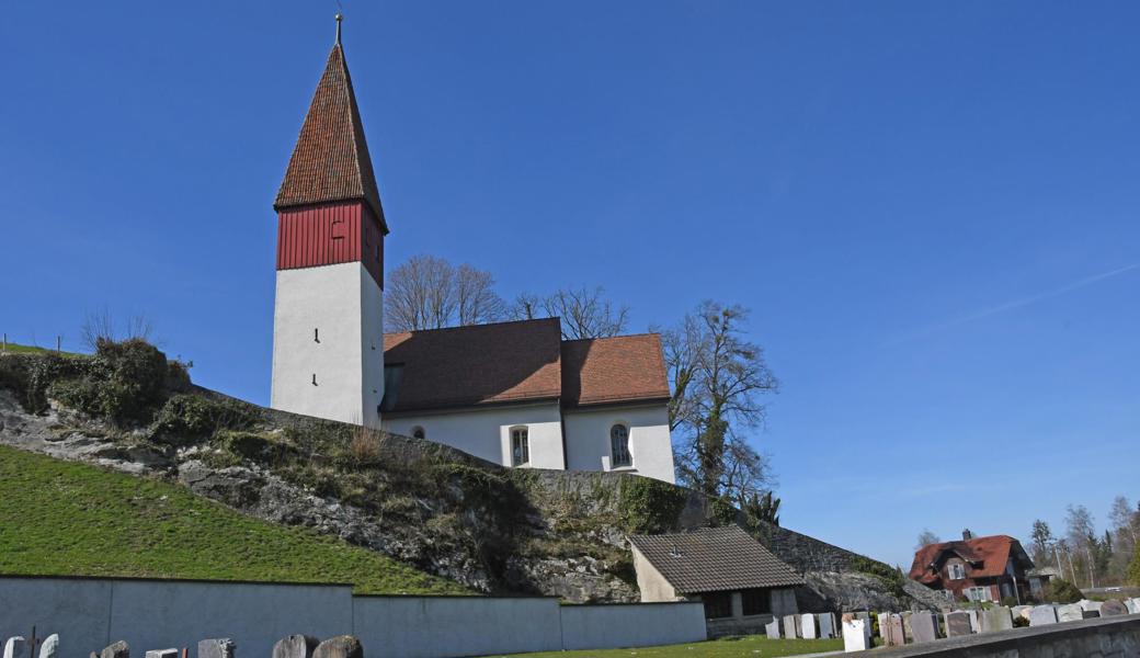 Das Fundament des Alten Kirchleins nimmt Wasser auf. Der Feuchtestau hat das Mauerwerk beschädigt. Es soll für 130000 Franken saniert werden. 