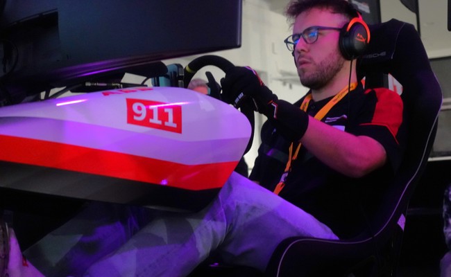 Ein junger Auer ist am Rennsimulator der drittschnellste Schweizer