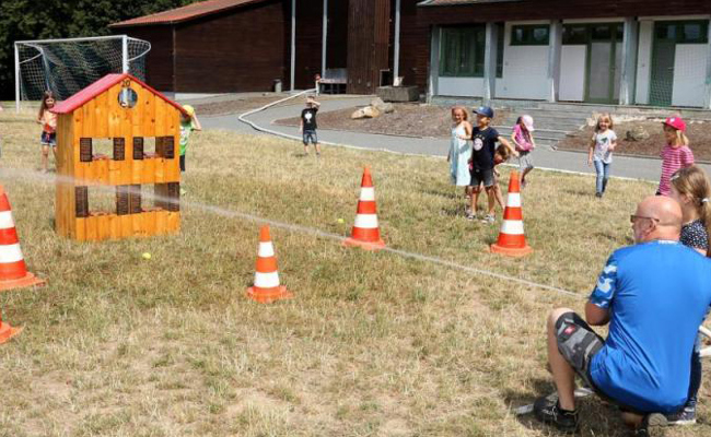 Spritzen, werfen und golfen am Parcours am Rhein
