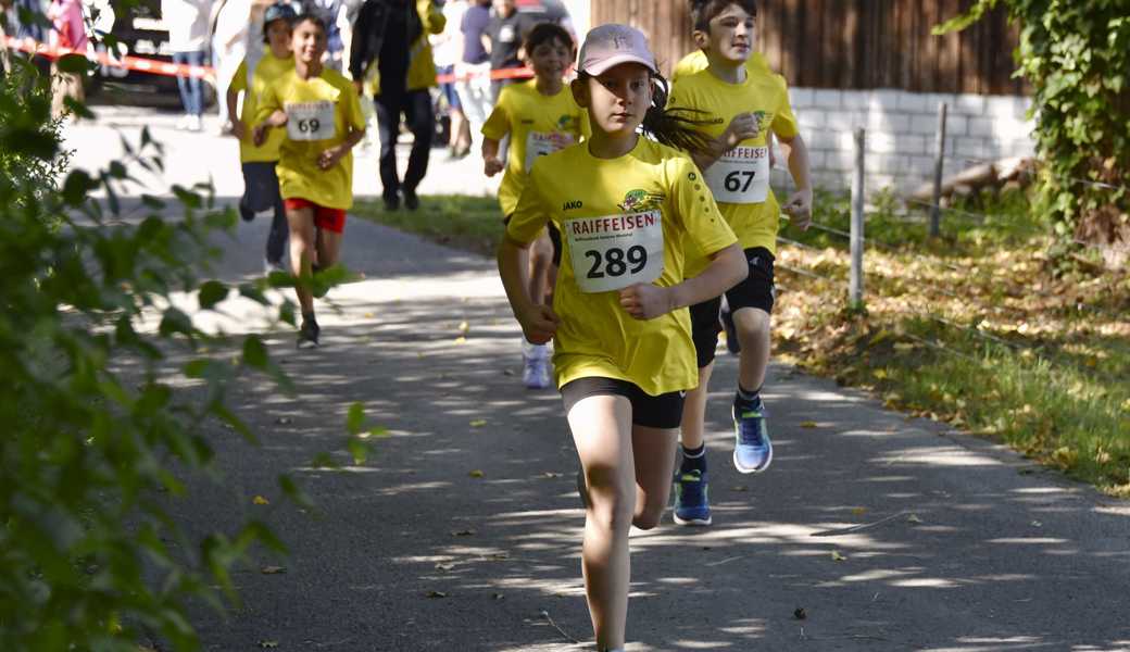 Die Rheineckerinnen und Rheinecker beim 1000-Meter-Lauf. 