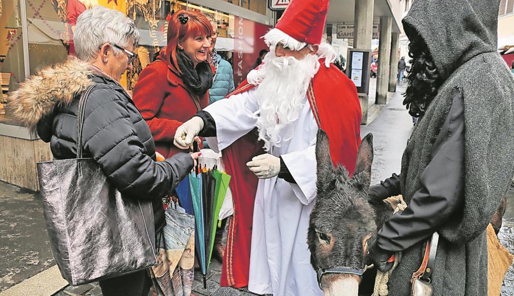 Chlaus, Schmutzli und Eseli dürfen natürlich am Chlausmarkt nicht fehlen. 