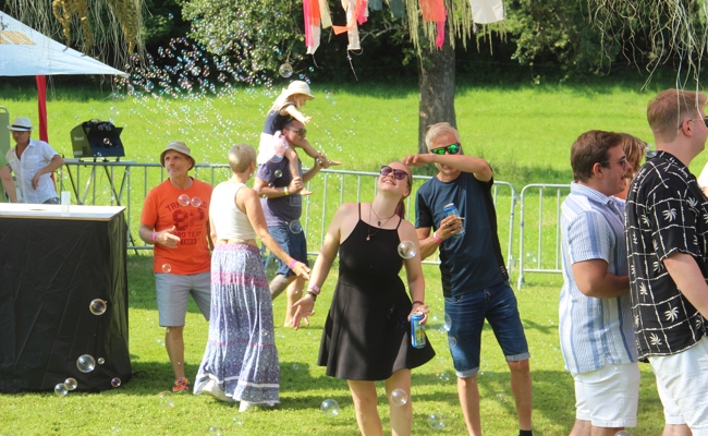 Daydance-Spass bei Sommerwetter: Hier bunt, dort weiss