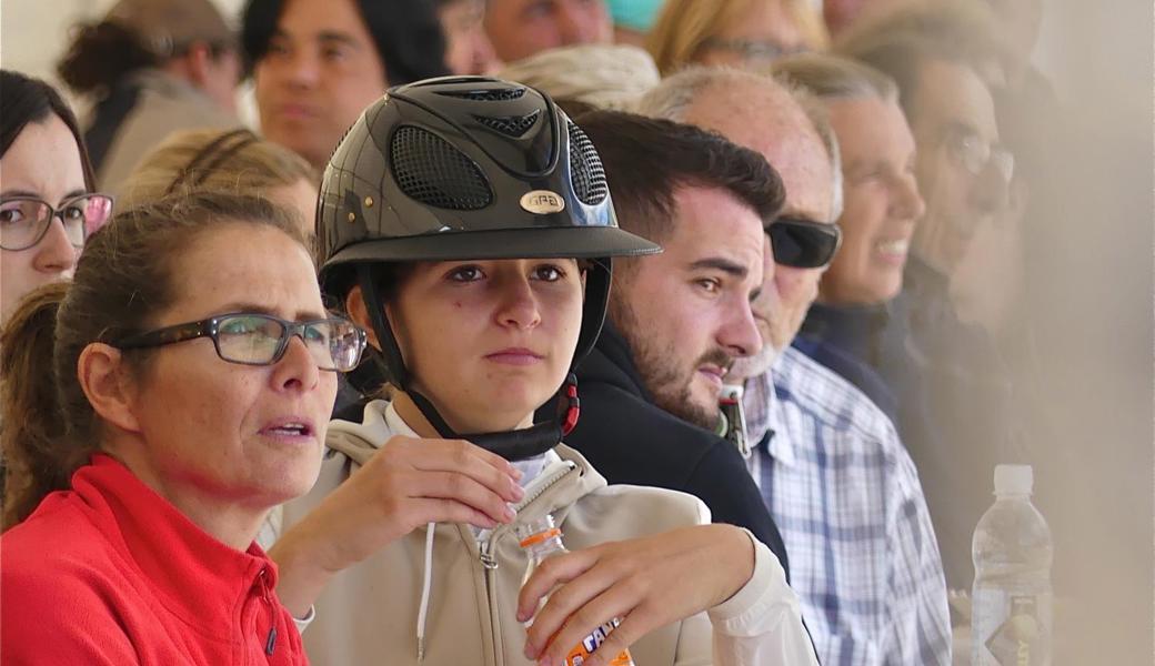 Festwirtschaft-Aufenthalt mit Helm – Pferdesport war während drei Tagen omnipräsent.