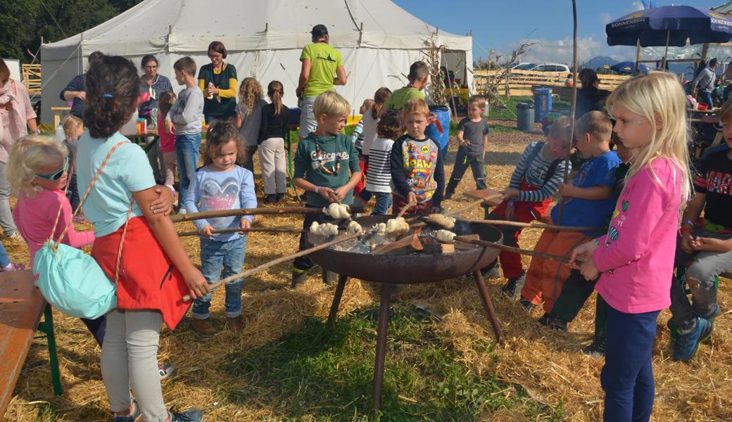 Die Feuerstelle hat im Tipidorf die grösste Anziehungskraft auf die Kinder.