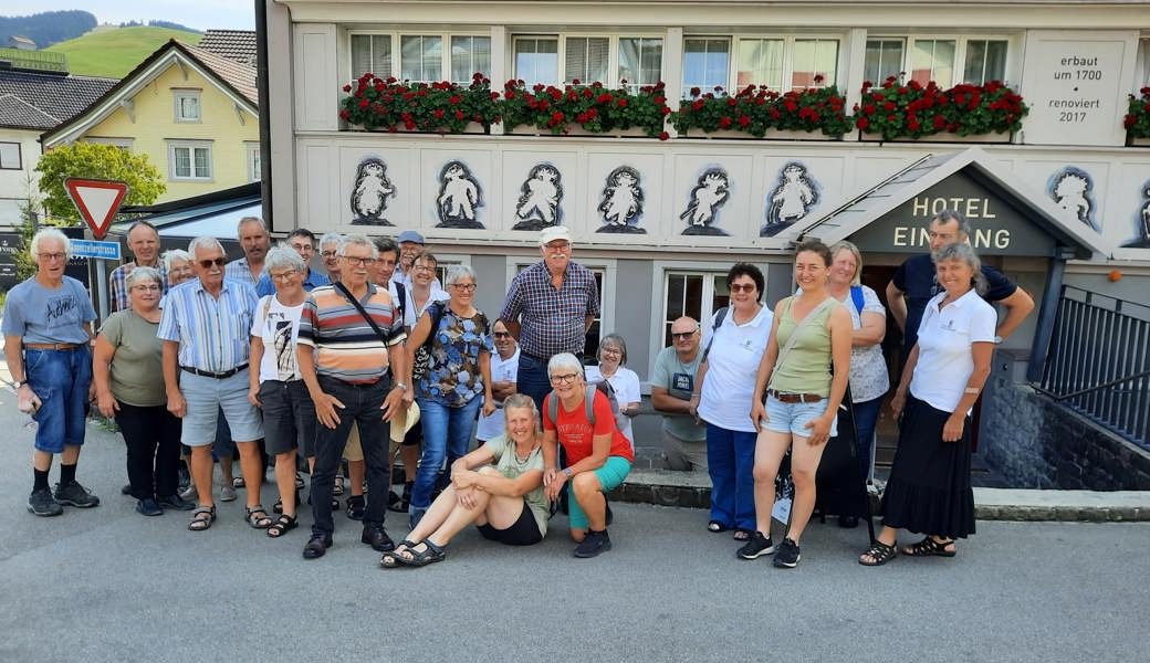 Mitglieder der Rheintaler Trachten- und Volkstanzgruppe beim Hotel Krone in Urnäsch
