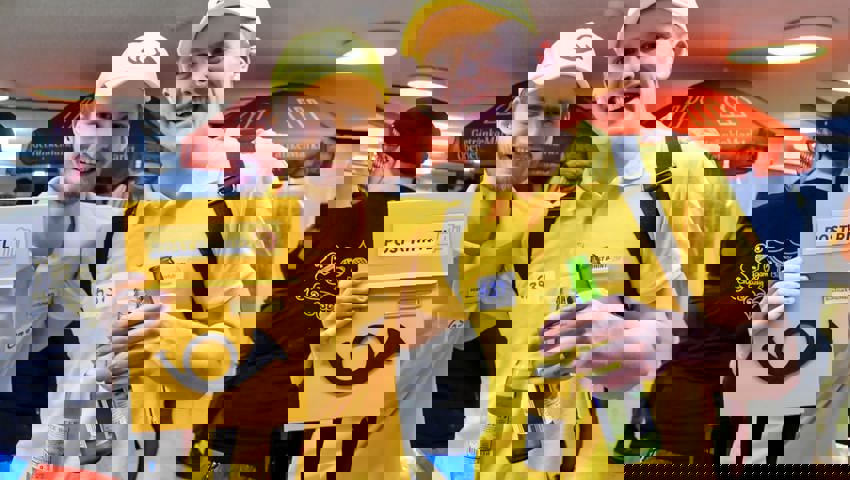 Dominik und Valentin sind dieses Jahr als Pöstler an der Fasnacht anzutreffen.