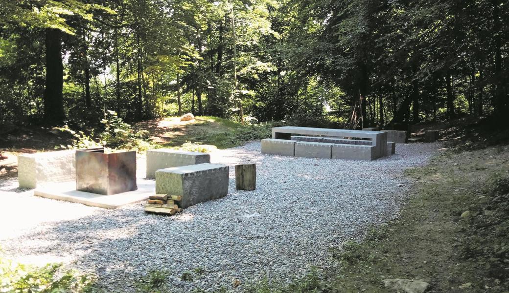 Nicht nur die Feuerstelle, sondern auch die Umgebung wurde neu gestaltet.  Nicht nur die Feuerstelle, sondern auch die Umgebung wurde neu gestaltet.