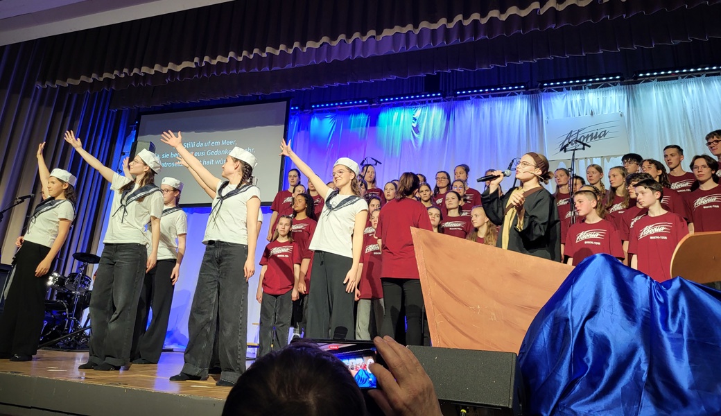 Der Adonia-Teens-Chor vermochte mit Gesang, Theater und Tanz zu überzeugen.