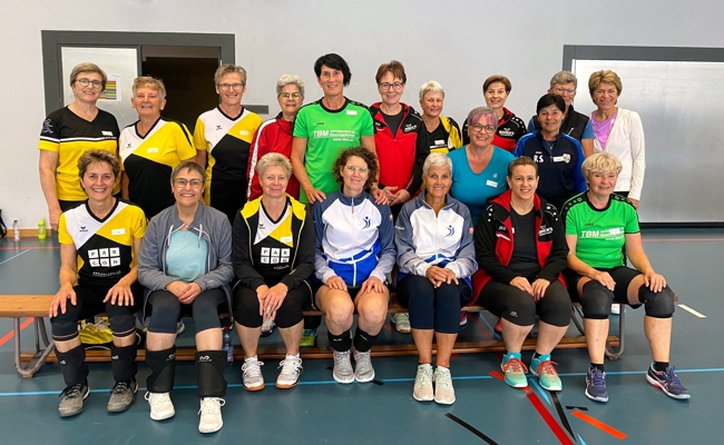 Ü50 Netzballballerinen spielten temporeiches Plauschturnier