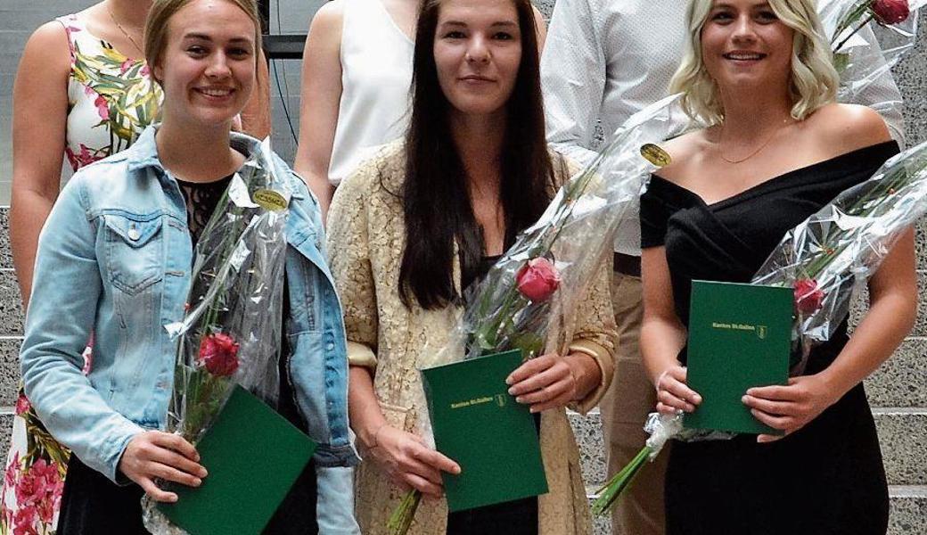 Absolventen und Absolventinnen der Fachmatura Gesundheit (G) und Soziales (S), von hinten links nach vorne rechts: Linda Benz, (S, Marbach), Donjeta Hasametaj (G, Au), Sven Herzberg (G, Grabs), Rebecca Joy Hoefliger (S, Altstätten), Janina Hofer (S, Altstätten), Corina Schuster (S, Buchs). Jan Saitovic (S, Buchs) und Klassenlehrerin Prorektorin Eva Rothenberger sind nicht auf dem Bild. 