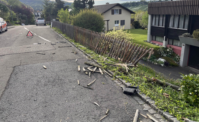 48-jährige Frau fuhr betrunken Auto, rasierte einen Zaun ab und machte sich davon