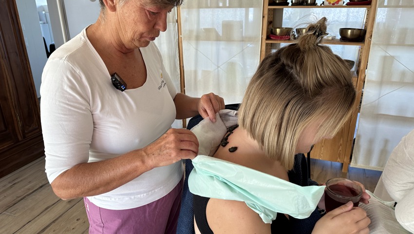 Heilende Blutsauger? Der Nacken, der zum Buffet wurde Heilende Blutsauger? Der Nacken, der zum Buffet wurde