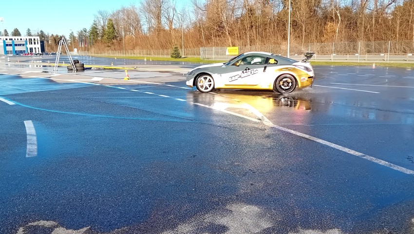 Ein Nissan 350Z mit Drift-Umbau auf der bewässerten Piste.