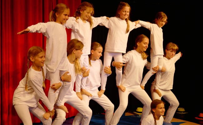 Im Diogenes Theater üben sich Primar- und Oberstufenschüler in Akrobatik und Clownerie