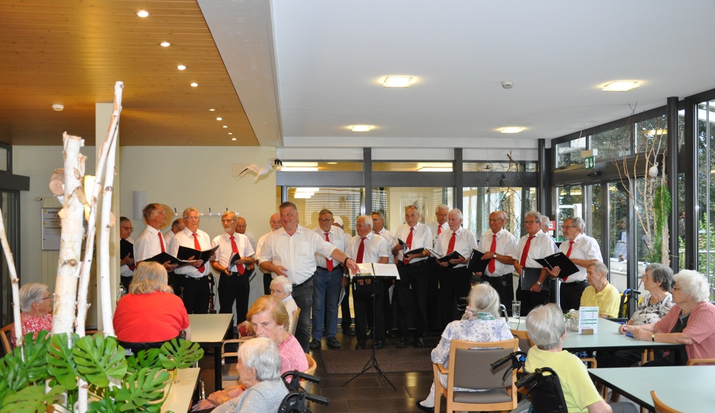 Der Leica-Chor begeisterte die Pensionärs-Familie vom Alters- und Pflegeheim Verahus. Foto: Franz Canaval Der Leica-Chor begeisterte die Pensionärs-Familie vom Alters- und Pflegeheim Verahus. Foto: Franz Canaval