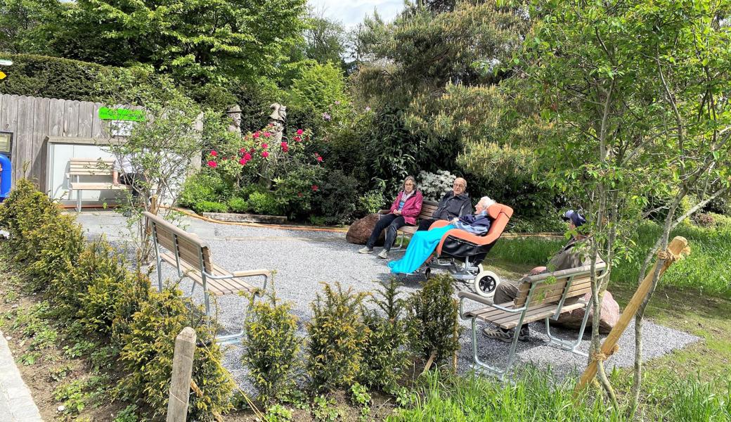 Vier Sitzbänke laden im neuen Park zum Verweilen ein.