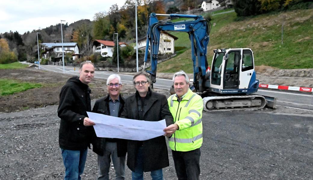 Der letzte Bagger stand noch da, als sie am Montag über die nunmehr wieder geöffnete Bergstrasse informierten, von links: Roger Dietsche von der Wälli AG Ingenieure, Heribert Rohner (er vertritt die Erbengemeinschaft, der die neuen Bauparzellen gehören), Bernhard Frei vom Bauunternehmen Bernhard Frei AG und Roman Gruber, Leiter des Bauamts der Gemeinden Rebstein und Marbach.