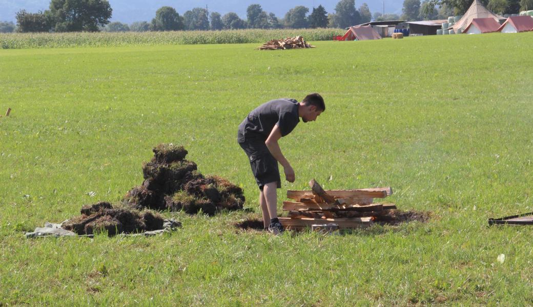 Natürlich gehören auch Feuer zu einem Lager.