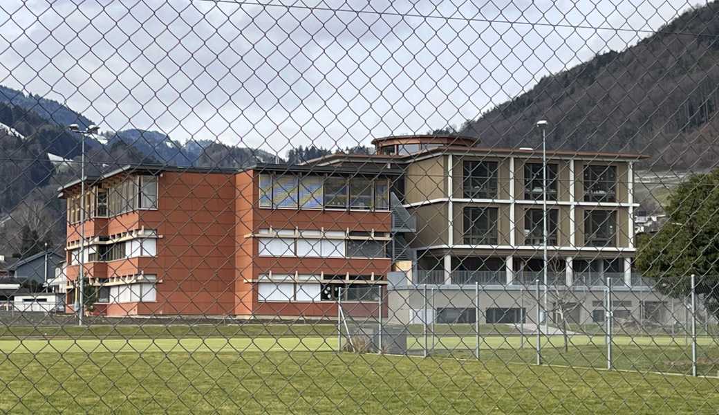 Das Stäpfli-Schulhaus, durchs Gitter betrachtet. Die wahren Gründe für einige Abgänge sind unklar.