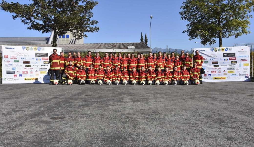 Die Rheintalische Jugendfeuerwehr präsentiert zum 20-jährigen Bestehen die neue Uniform. Dem Verein gehören 37 Jugendliche und 25 Leiter an. 