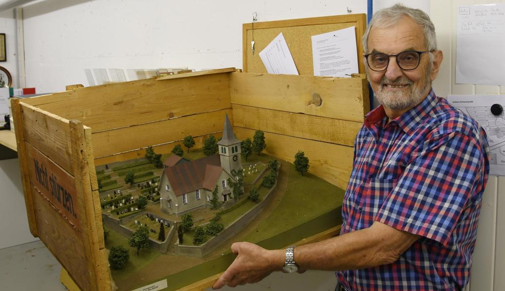 Ernst Nüesch zeigt das grösste Sachgut im Archiv der evangelischen Kirchgemeinde Balgach. Es geht auf Jakob Schmidheiny zurück. Der damalige Präsident liess im Jahr 1936 ein Modell des Umbauprojekts der reformierten Kirche Balgach anfertigen. 