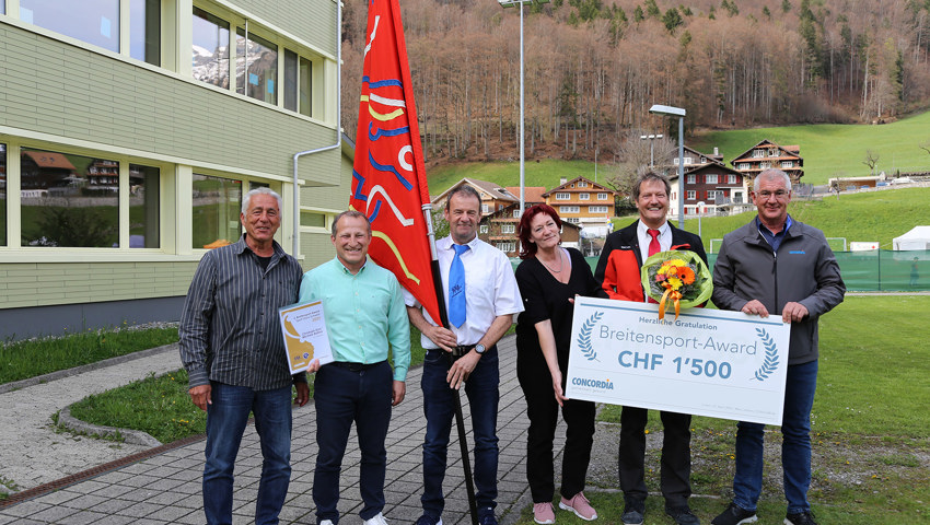 Beim Breitensport-Award freute sich das Trainerduo des KTV Altstätten mit Christoph Dürr und Michele Bellino (ganz links) über Platz zwei. Beim Breitensport-Award freute sich das Trainerduo des KTV Altstätten mit Christoph Dürr und Michele Bellino (ganz links) über Platz zwei.