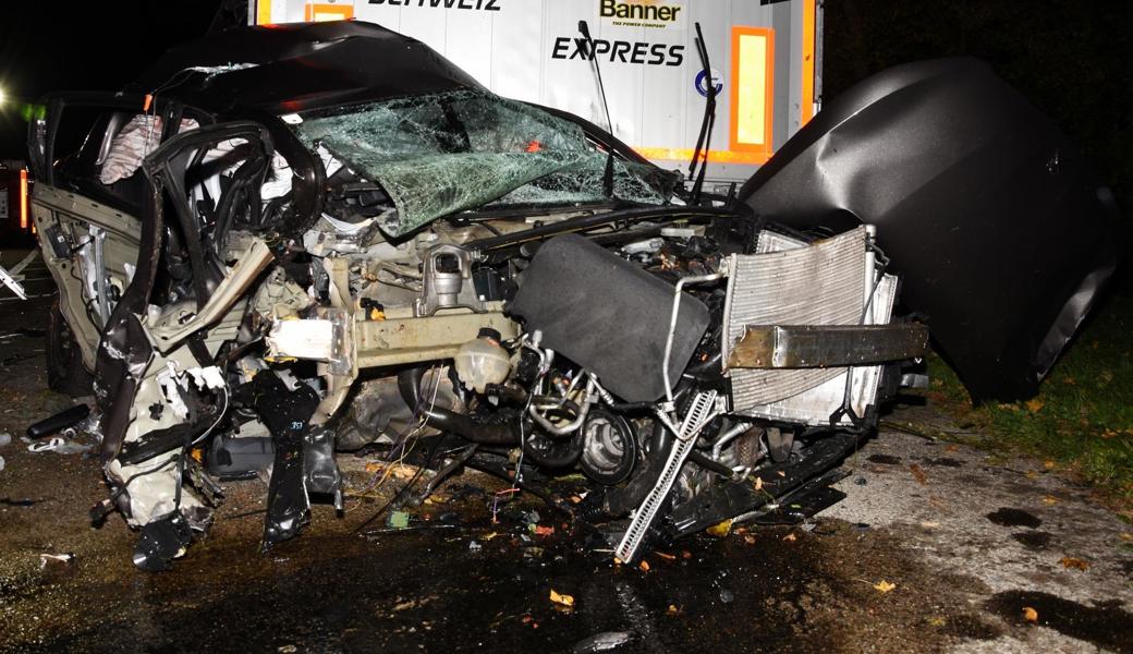Der Fahrer wurde im Auto eingeklemmt.