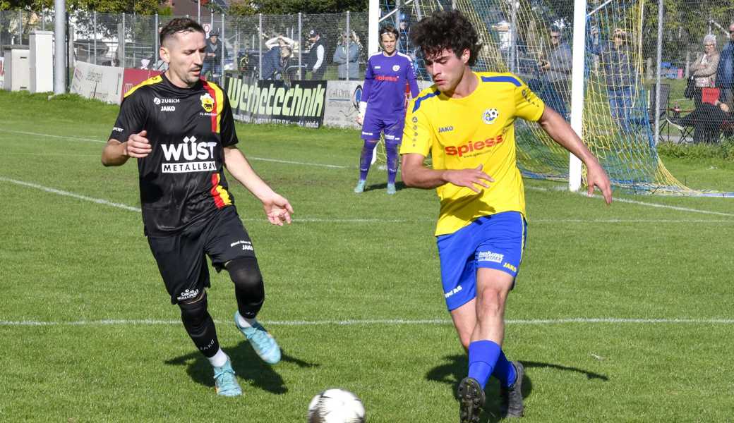 Altstättens Egzon Shabani (links) traf in der Hinrunde 15-mal – auch beim Auswärtssieg bei Au-Berneck war er doppelt erfolgreich. Die Gelb-Blauen (mit Endrit Bekjiri) können aber auch von einer sehr guten Hinrunde berichten. 