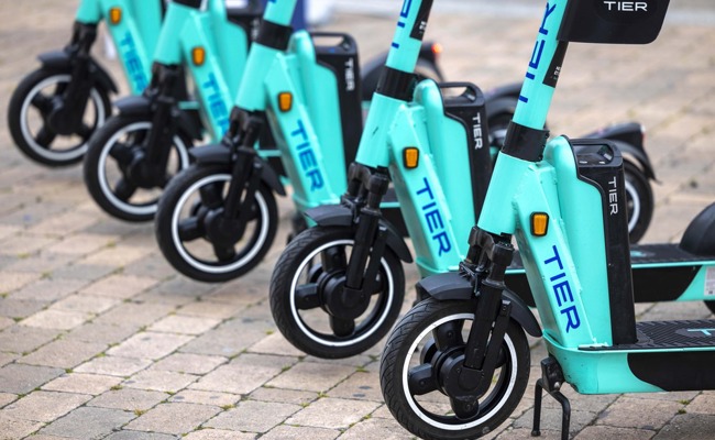 Analyse zeigt: E-Trotti fahren ohne Helm ist riskant - unser Autor fühlt sich ertappt