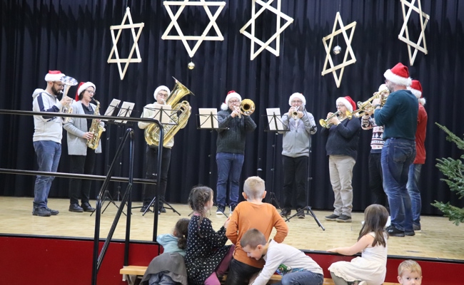 Musik und allerhand sorgfältig hergestellte Geschenkartikel am 20. Weihnachtsmarkt