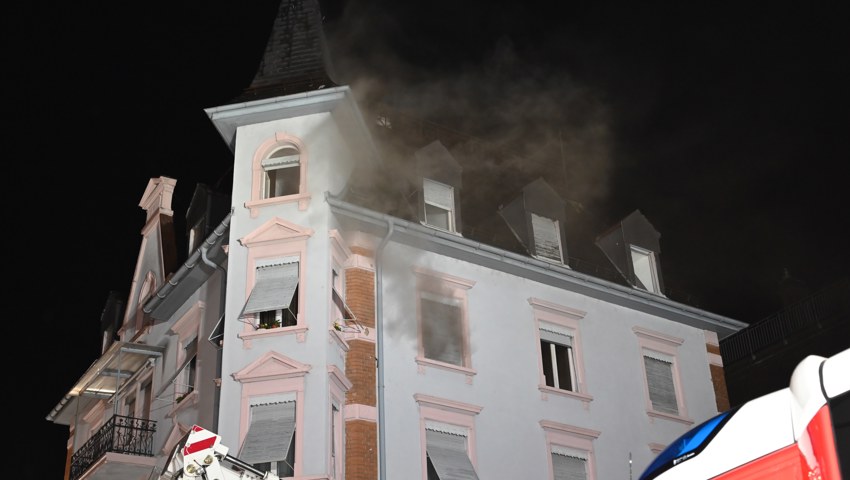 Wohnungsbrand: Feuerwehr rettet eine schwer verletzte 29-jährige Frau Wohnungsbrand: Feuerwehr rettet eine schwer verletzte 29-jährige Frau