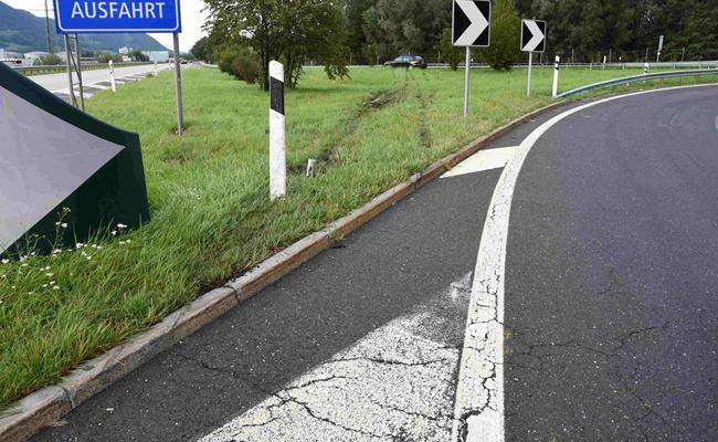 In Autobahnausfahrt die Kontrolle verloren