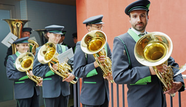 Parademusik an den Kreismusiktagen: mit Pauken und Trompeten in der Raiffeisen-Halle