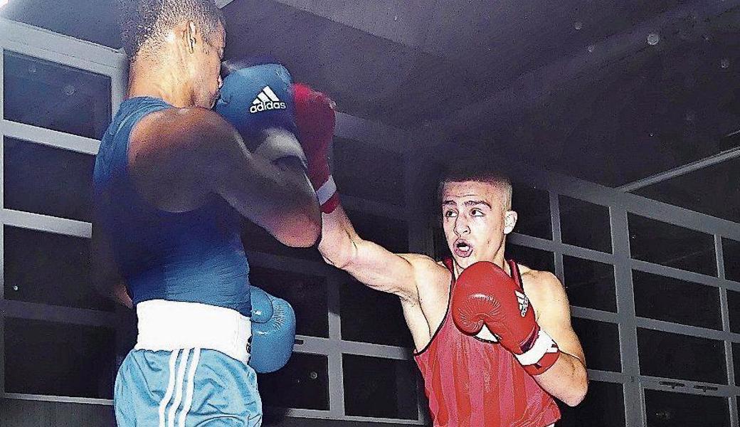 Der Rheintaler Mohammed Temizer (Rot) zeigte gegen den Winterthurer Brian Cabodevilla einen tollen Fight.