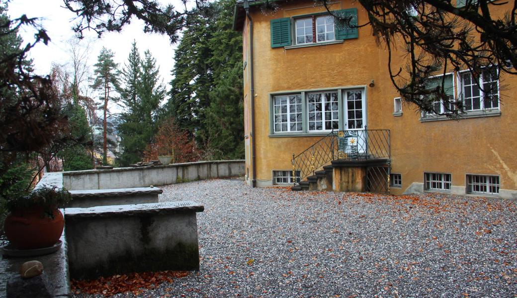 Hinter dem Haus wurde ein Kiesplatz angelegt.