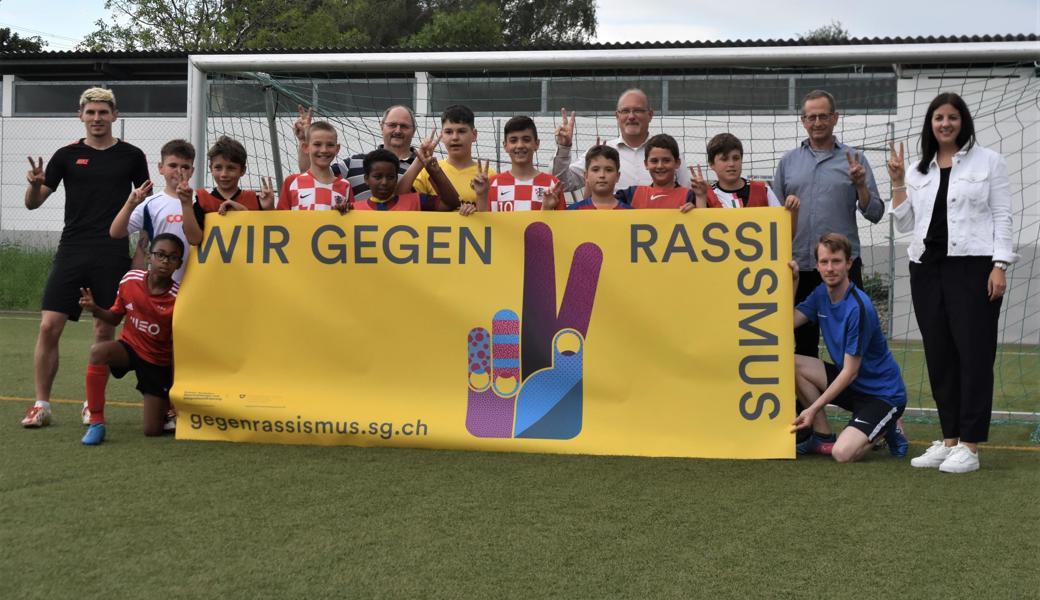 Regierungsrätin Laura Bucher, Stadtpräsident Urs Müller sowie Michael Bartsch und René Sutter vom FC Rheineck (stehend, v. r.) engagieren sich gegen Rassismus. 