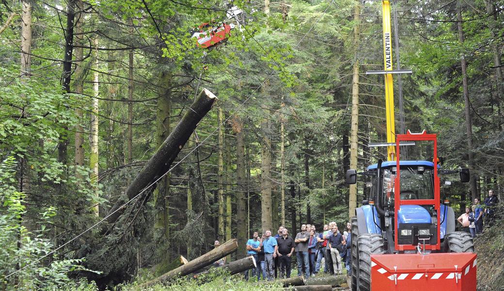 Für den Behördenanlass des Allgemeinen Hofs hat Förster Robert Kobler mit seinen Forstwarten eigens eine Seillinie eingerichtet, um den Räten das Holzen mit dem Mobilseilkran zu demonstrieren.