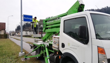 Ist eine Strassenlampe defekt, braucht es die Hebebühne
