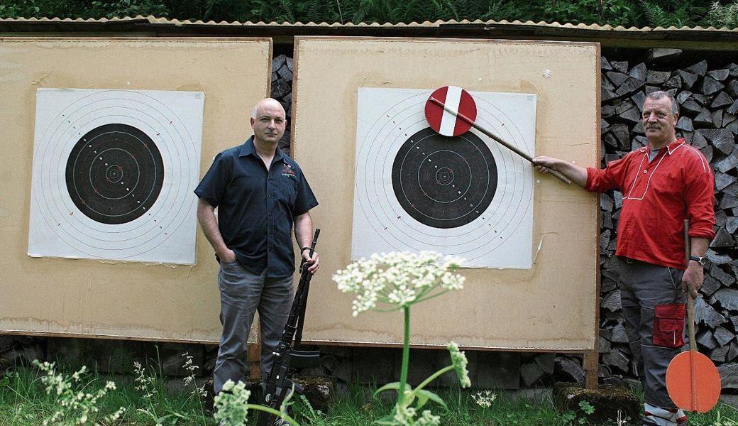 Peter Göldi (links), Präsident des Militärschützenvereins Lienz, und Rolf Heeb, Zeigerchef und Aktuar, laden alle zum Jubiläumsschiessen nach Lienz ein. 