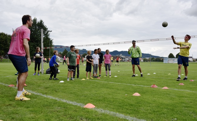 Für einmal hatte der Widnauer Nachwuchs Natispieler als Trainer