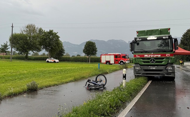E-Bike-Fahrer stirbt bei Zusammenstoss mit Lastwagen