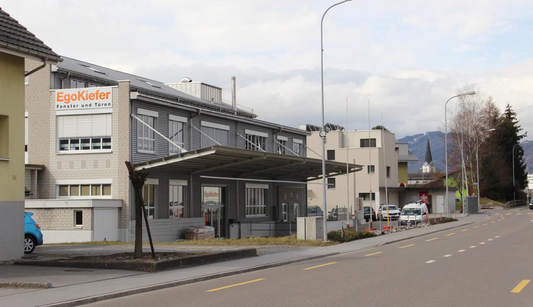 Ego Kiefer ist heute in Diepoldsau zu Hause, wo gut 90 Mitarbeitende in zwei gemieteten Gebäuden tätig sind. Dazwischen liegt die Staatsstrasse.