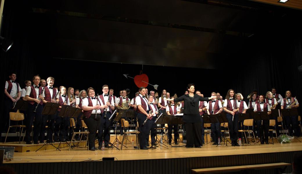 Der Musikverein Konkordia Au, mit Dirigentin Katja Weber, nimmt den Applaus entgegen. 