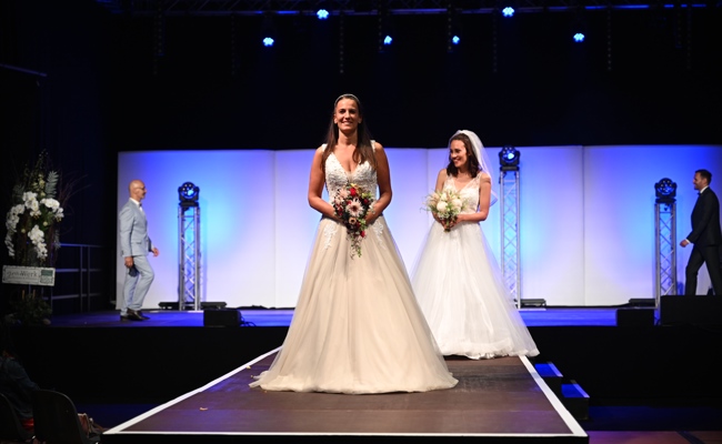 Scheinwerfer, schöne Kleider und tanzende Models: Die Bilder von der Rhema-Trendshow