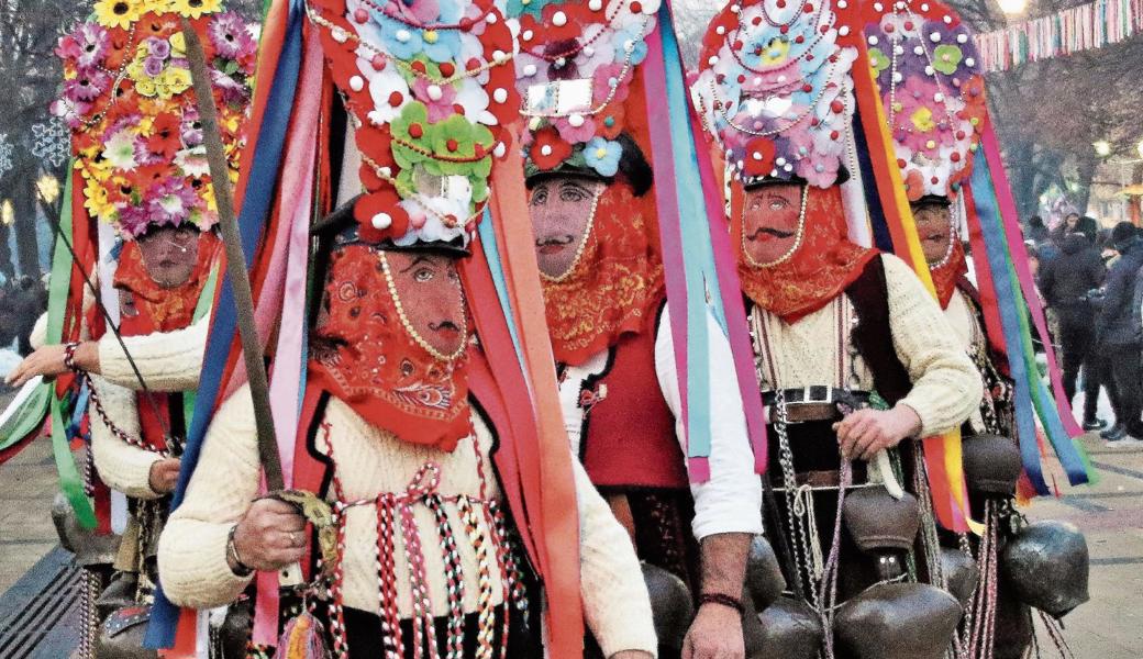 Der Kopfschmuck der Kukeri-Gruppe aus Kliment (Bulgarien) ist mit vielen Blumen bestückt. Diese sollen an die reiche Ernte der ölhaltigen Rosen erinnern.