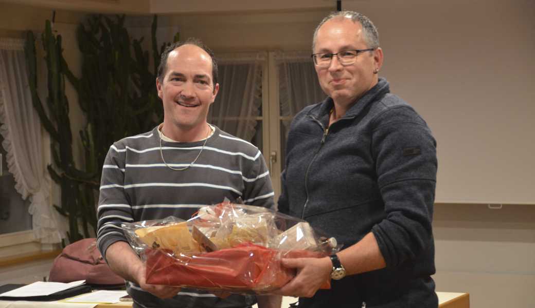 Es gibt zwei Bruno Sonderegger: Der Zurücktretende (rechts) wird von seinem Namensvetter verabschiedet. Es gibt zwei Bruno Sonderegger: Der Zurücktretende (rechts) wird von seinem Namensvetter verabschiedet.